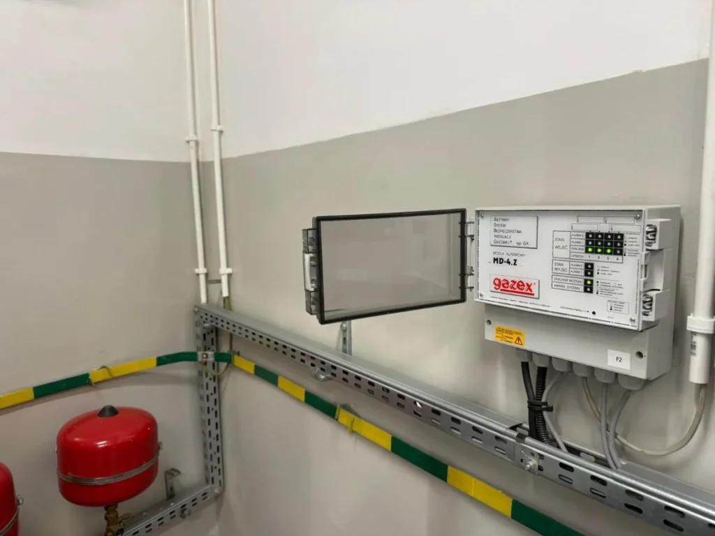 Centrala systemu detekcji gazu GAZEX na ścianie w kotłowni. Centrala systemu detekcji gazu GAZEX.